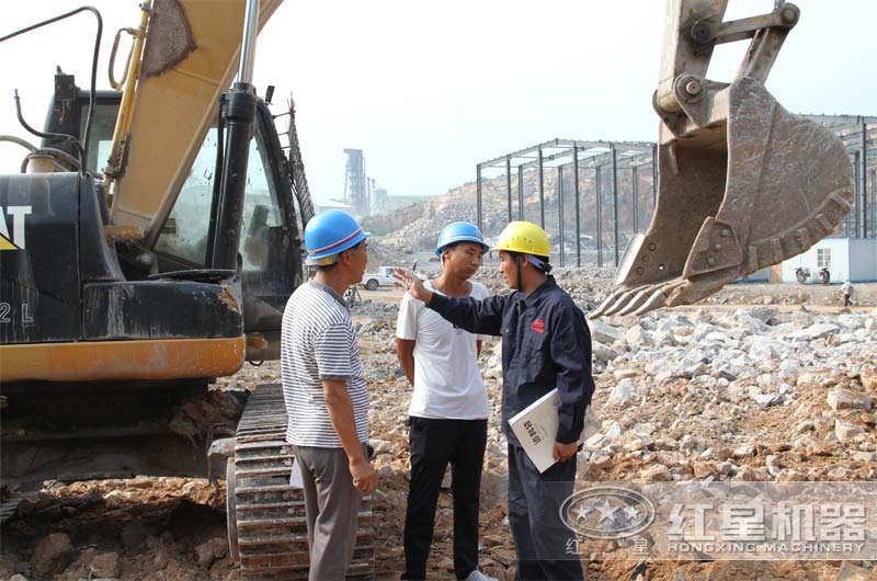 技術(shù)人員在生產(chǎn)現(xiàn)場為用戶安裝、指導(dǎo)作業(yè)中