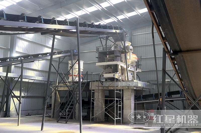 新型制砂機生產(chǎn)現(xiàn)場，節(jié)能環(huán)保