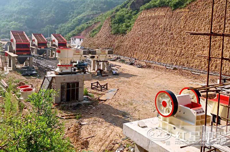 沙廠生產(chǎn)線安裝安裝中，石料粉碎設備有鄂破、圓錐破和制砂機