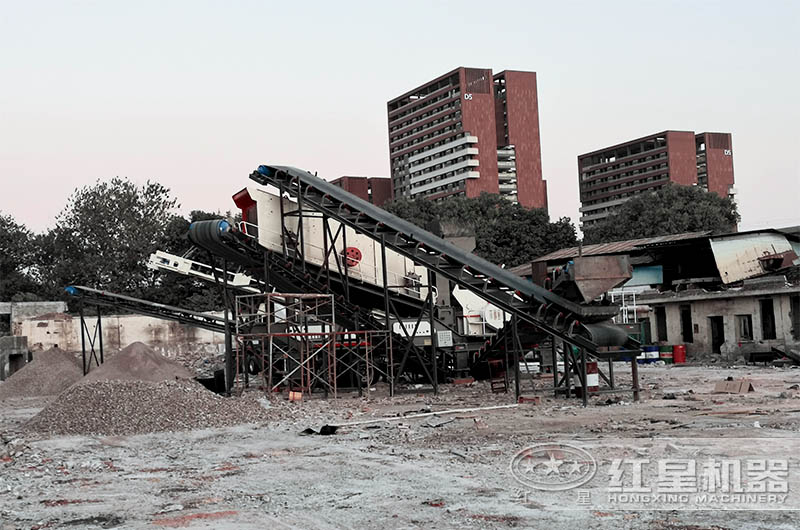 移動式破碎機(jī)現(xiàn)場 移動式破碎機(jī)現(xiàn)場