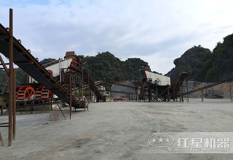 方案三配置現(xiàn)場(chǎng)：破碎機(jī)+制砂機(jī)+洗砂機(jī)，費(fèi)用80萬以上