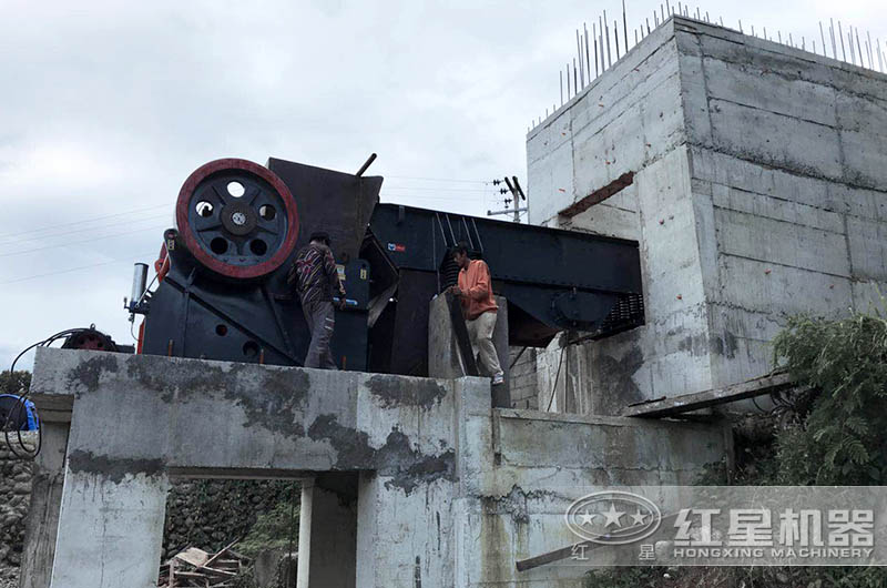 大型鱷式碎石機設(shè)備不同、型號不同、報價不同